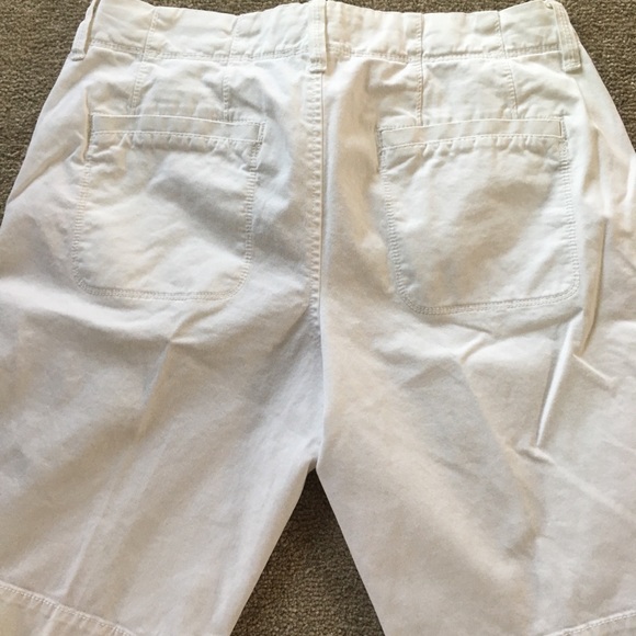 Old Navy women’s white Bermuda shorts - Picture 5 of 6